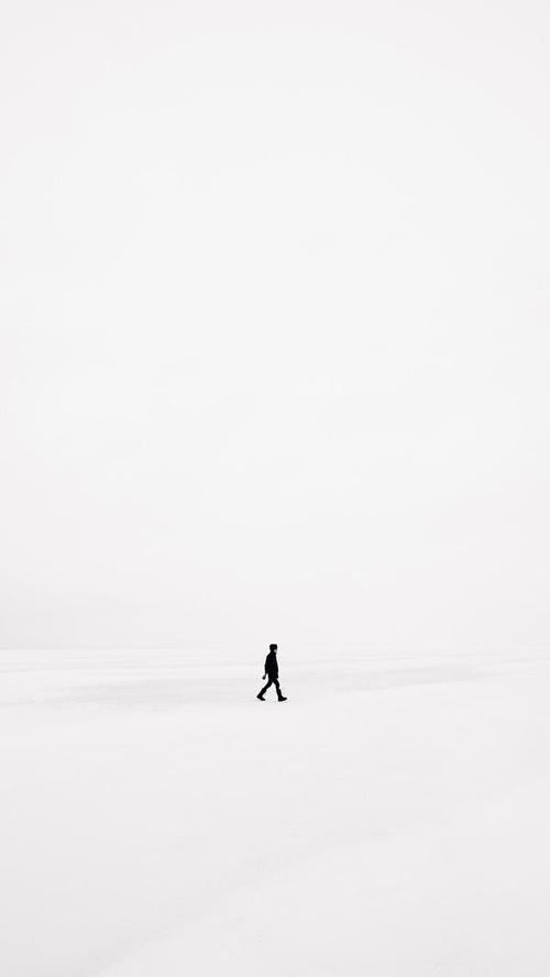 一个人孤独黑白图片 孤独的图片一个人走黑白